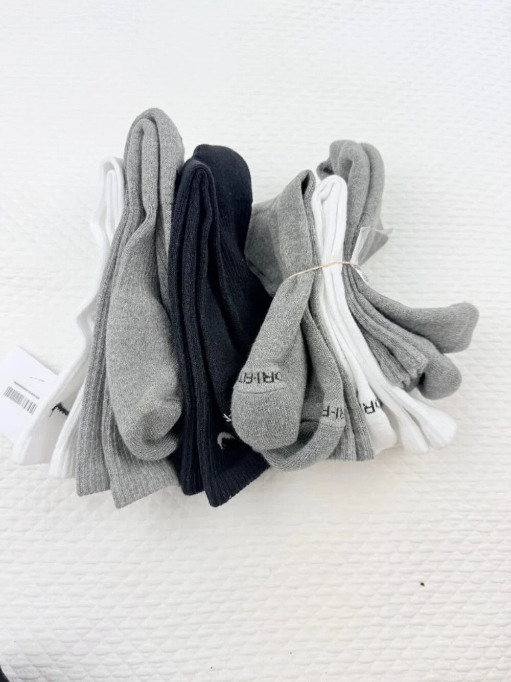 Nike 6 Pairs Everyday Cotton Cushioned Crew Socks  Mens M 6-8 (Yth 5Y-7Y)